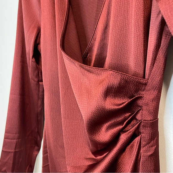 LUSH SIDE GATHER SATIN DRESS IN WINE M NWOT - Picture 5 of 8